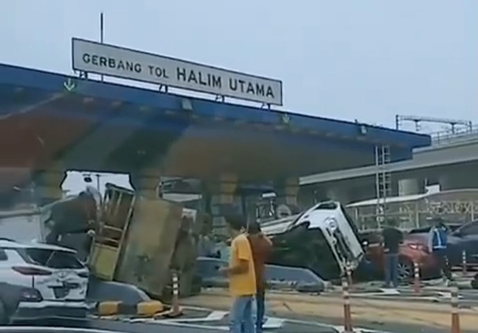 Ngeri Kecelakaan Beruntun di Gerbang Tol Halim Utara