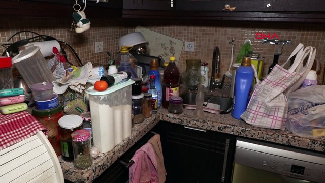Bina yıkımı yapan kepçe bitişik apartmandaki mutfak duvarını yıktı