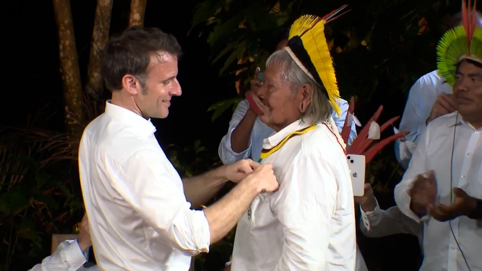 En Amazonie, Raoni reçoit la Légion d’honneur des mains d'Emmanuel Macron