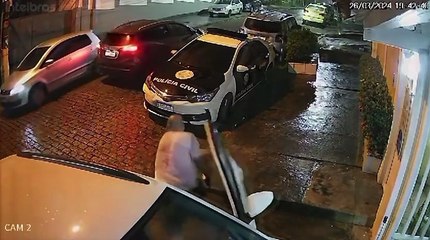 Homem ameaça motorista e tenta roubar carro perto de viatura policial