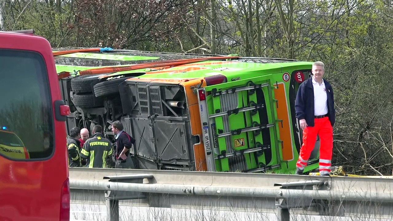 Mehrere Tote bei schwerem Busunfall auf A9 bei Leipzig