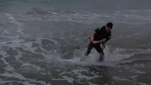 Video, Matteo Mariotti torna a surfare con la protesi dopo l'attacco dello squalo