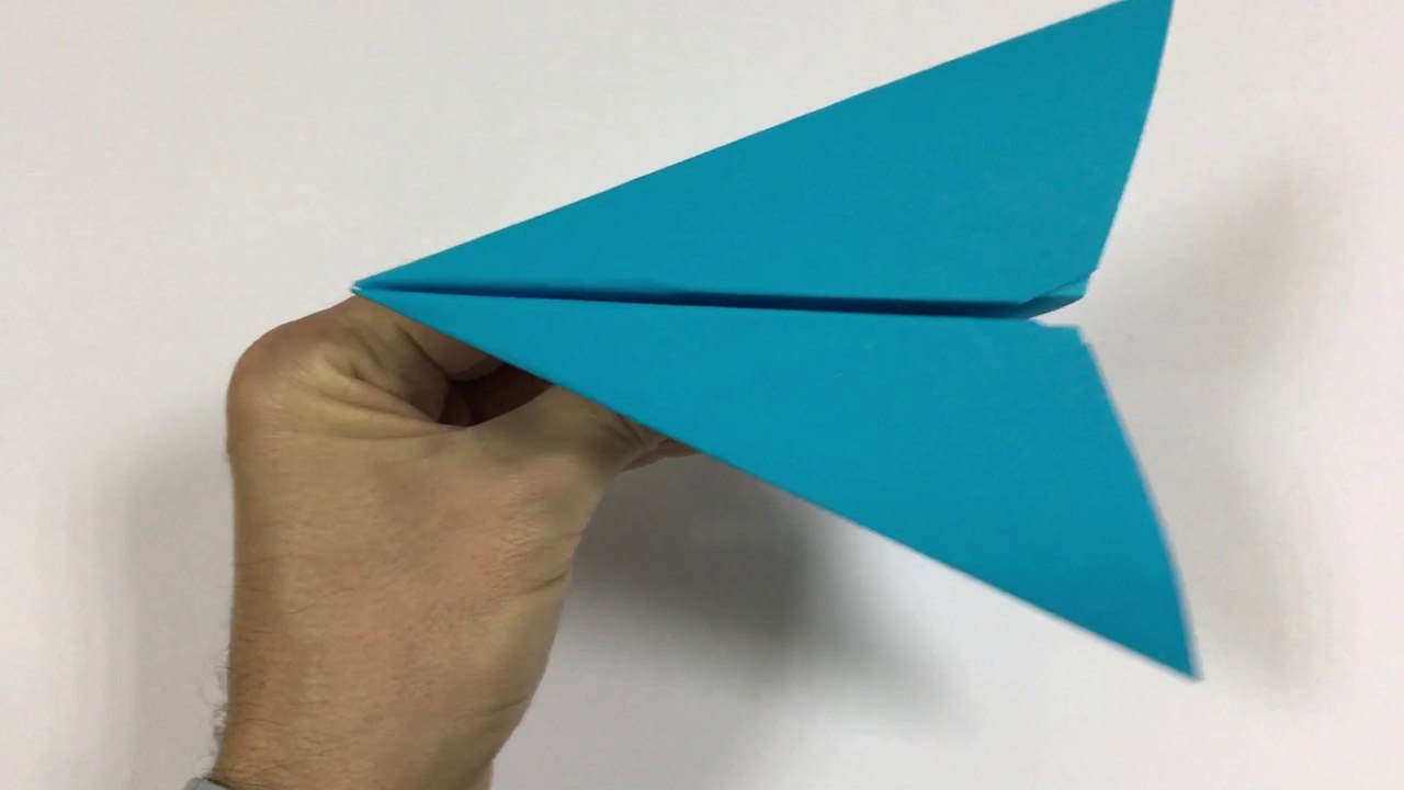 ✈️ Schönes blaues Papierflugzeug. Origami-Flugzeug aus farbigem Papier