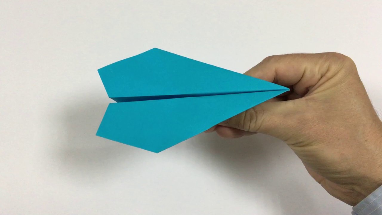 Ein schönes blaues Papierflugzeug, das gut fliegt. Origami-Flugzeug aus farbigem Papier