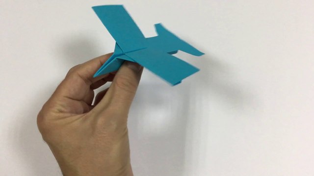 Ein ungewöhnliches Flugzeug aus farbigem Papier, Origami