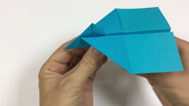 Flugzeug-Segelflugzeug aus farbigem Papier. DIY einfaches Origami-Flugzeug