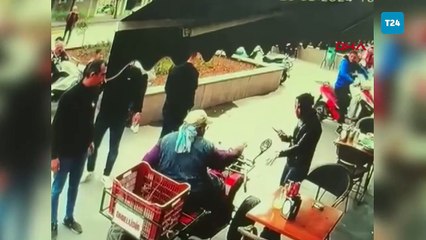 Dilenci, kendisine para vermeyen kadını bıçakla yaraladı; o anlar kamerada