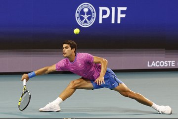 ألكاراز يضرب موعداً مع ديميتروف في ربع نهائي ميامي