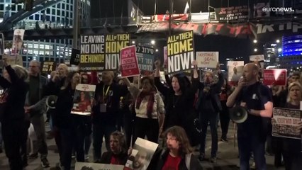 محتجون إسرائيليون يحبسون أنفسهم في "أقفاص" وسط تل أبيب مطالبين نتنياهو بعقد صفقة تبادل للأسرى