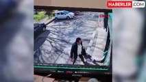 Sokakta yürüyen kız çocuğunun üzerine koştuktan sonra vurarak düşürdü