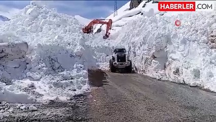 Dağlıca yoluna düşen çığ temizlendi