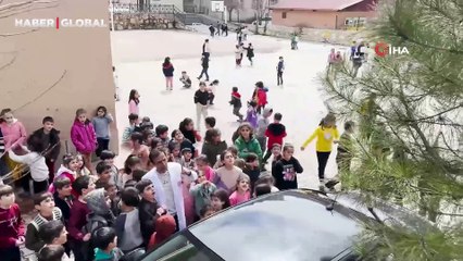 Van'da okulun bahçesinde görenler büyük heyecan yaşadı!