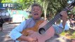 La guitarra del payador 'Lopecito' pone ritmo a la Semana Criolla en Uruguay