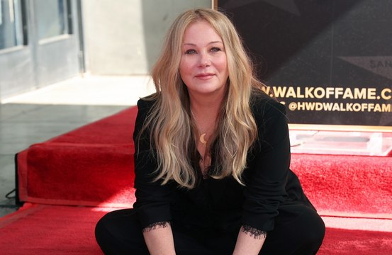 Christina Applegate revela ter escondido seus reais sentimentos durante luta contra o câncer