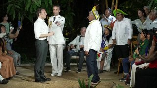 ماكرون يقلّد الزعيم التقليدي راوني وساماً فرنسياً رفيعاً في الأمازون