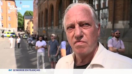 Un homme brûle un Coran devant une mosquée suédoise