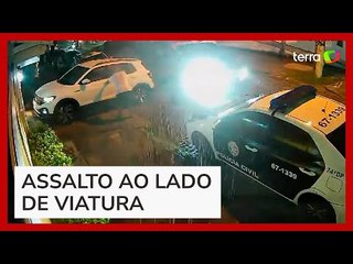 Homem é flagrado tentando roubar carro ao lado de viatura da polícia estacionada no RJ