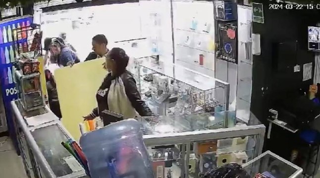 Pareja de delincuentes generan temor en comercios de Bogotá