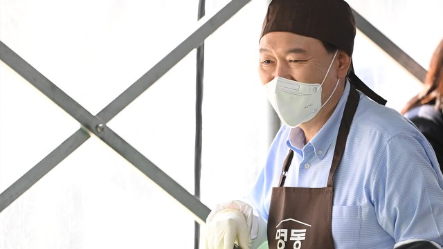 尹, 명동성당 급식 봉사... 먹고사는 문제 해결해야 / YTN