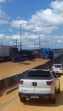Acidente com caminhão derruba soja e interdita BR-101 em Joinville