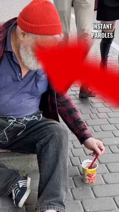 Un homme sans abri voit sa nourriture renversée puis reçoit un précieux réconfort