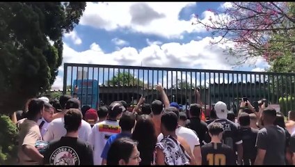 Torcedores lotam entrada de hotel e fazem recepção ao time do Corinthians