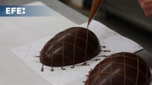 Una chocolatería francesa elabora artesanalmente los típicos huevos y figuras de chocolate de Pascua