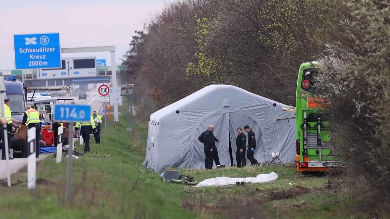 Al menos cinco muertos y varios heridos en accidente de un autocar cerca de Leipzig.