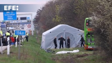 Video herunterladen: Al menos cinco muertos y varios heridos en accidente de un autocar cerca de Leipzig