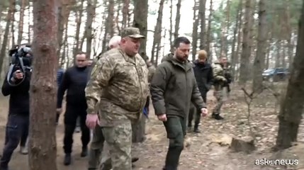 Ucraina, Zelensky ispeziona le nuove linee di difesa a nordest