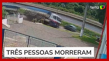 Vídeo mostra momento em que caminhão tomba em cima de carro no Paraná