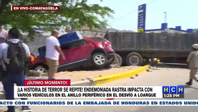 ¡Desastre! Rastra endemoniada embiste múltiples vehículos y arranca postes en el Anillo Periférico