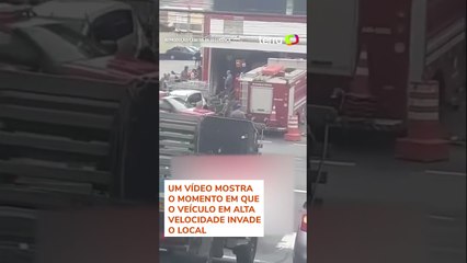Van desgovernada invade supermercado em SP; uma pessoa morreu #shorts