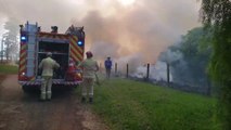 Bombeiros atendem ocorrência em vegetação no Lago Azul