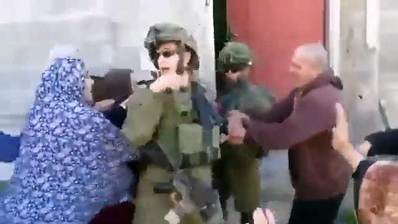 #תיעוד_ קצין צה_ל מותקף בידי פלסטיניות במהלך מעצר נער