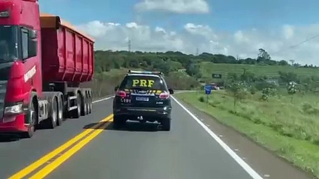Condutor de Iporã é preso após fugir da PRF por 25 km, bater S10 e veículo tombar 2