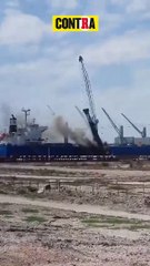 GRÚA SE DERRUMBA SOBRE UN BUQUE TRAS UN INCENDIO VIDEO