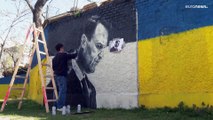 شاهد: غرافيتي جريء يصوّر زعيم المعارضة الروسي أليكسي نافالني خلف نصب سوفييتي في فيينا