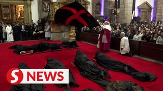 Ecuadorian Catholics mark Holy Wednesday with ancient black cape ritual