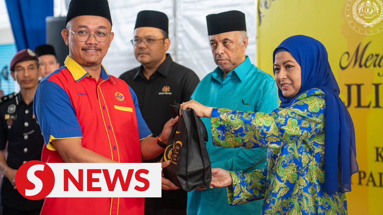 Queen distributes Bubur Lambuk at Masjid Jamek Kampong Bharu