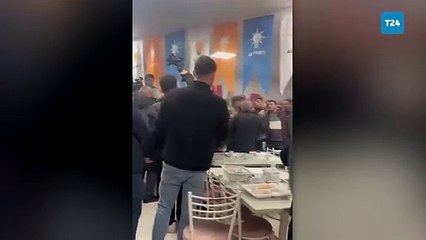 Download Video: Ankara’da AKP Milletvekili Osman Gökçek ve Belediye Başkan adayı köylüler tarafından kovuldu