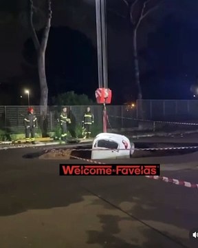 Roma, voragine si apre al Quadraro e inghiotte due auto