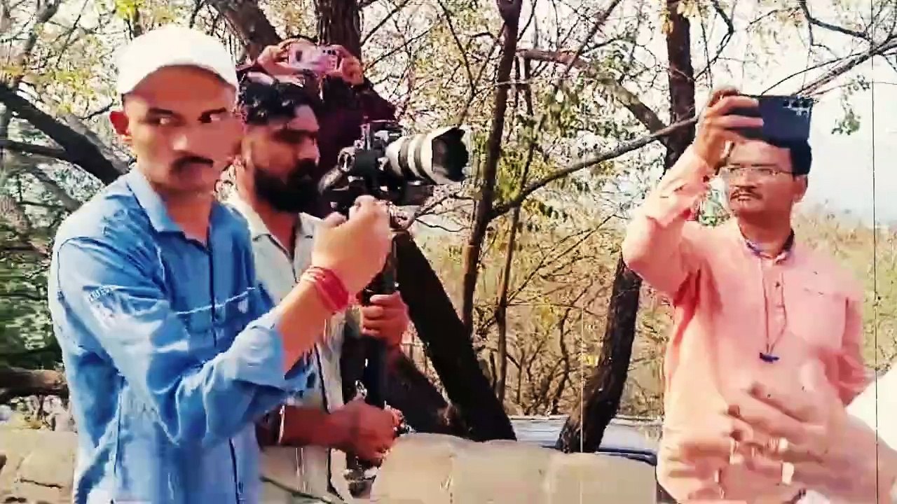 आढळराव समोर येताच डॉ.अमोल कोल्हेंनी पाहा काय केलं