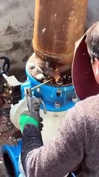 Il tente de réparer une petite fuite... raté