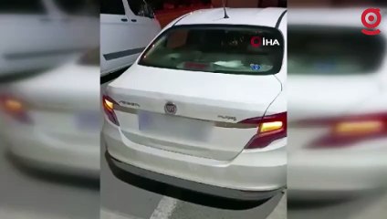 Polisin durdurduğu aracın bagajından kaçak göçmen çıktı