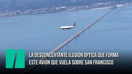 La desconcertante ilusión óptica que forma este avión que vuela sobre San Francisco