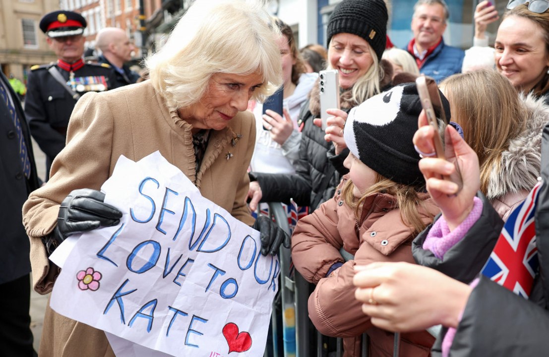 Rainha Camilla compartilha que Kate Middleton está grata por carinho do público em meio ao diagnóstico de câncer
