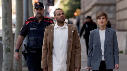 Alves comparece por primera vez ante la Audiencia de Barcelona entre gritos de "violador de mierda"