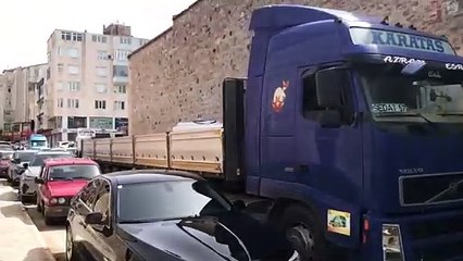 Hatalı park eden araç Sinop trafiğini kilitledi