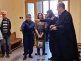 Ilaria Salis di nuovo in catene in tribunale, negati i domiciliari. Il legale: «Trattamento inaccettabile»